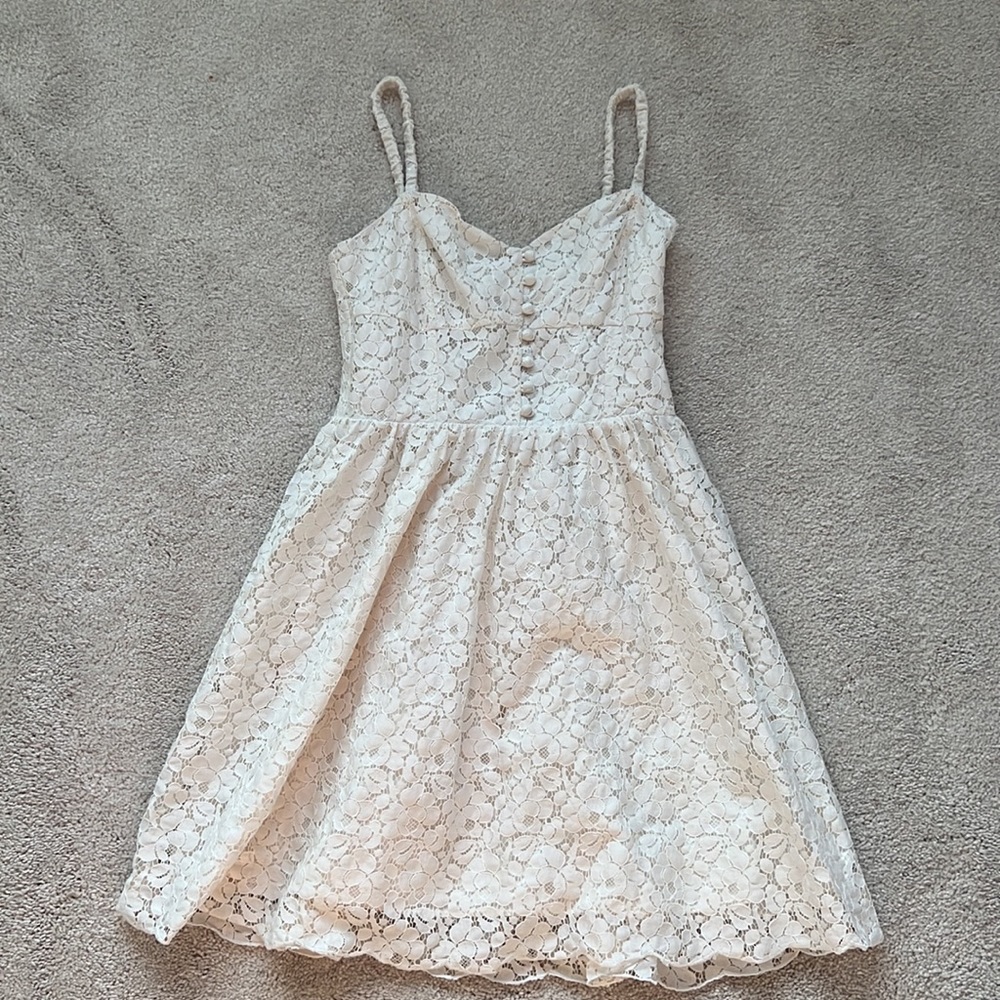 Aritzia Talula Debutante Mini cream lace dress in size 4 GUC *Flaw